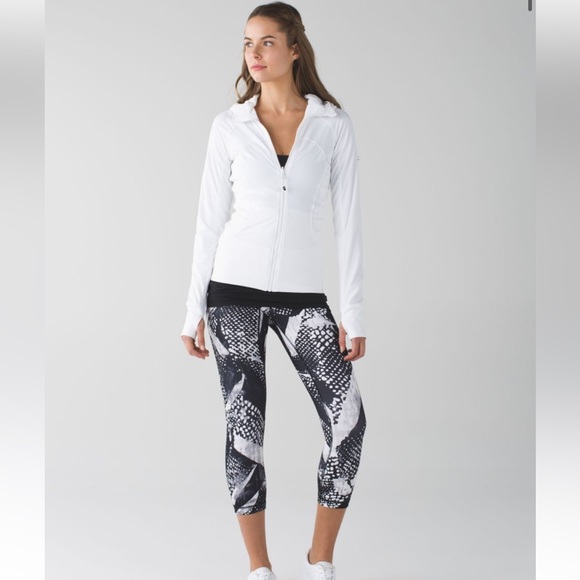 lululemon athletica Pants - Lululemon EUC Wunder Under Crop Full On Luon 22” Mist White Black-size 2